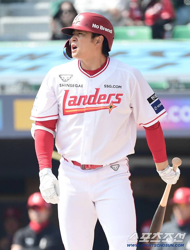 17일 인천 SSG랜더스필드에서 열린 KBO리그 SSG와 삼성의 경기. 타격하는 SSG 김재환. 인천=송정헌 기자songs@sportschosun.com/2026.03.17/