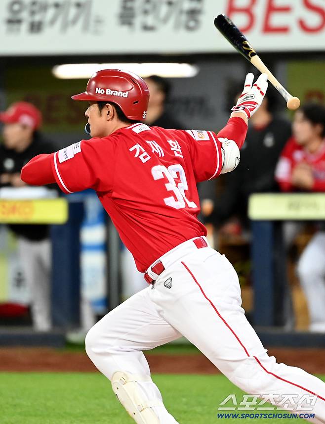 22일 대구삼성라이온즈파크에서 열린 SSG와 삼성의 경기. 4회초 김재환이 우익선상 2루타를 치고 있다. 대구=허상욱 기자wook@sportschosun.com/2026.04.22/