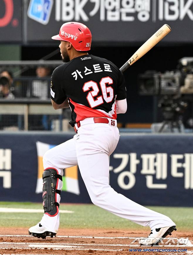 17일 잠실구장에서 열린 두산과 KIA의 경기. 1회초 2사 1,3루 KIA 카스트로가 안타를 날리고 있다. 잠실=박재만 기자 pjm@sportschosun.com/2026.04.17/