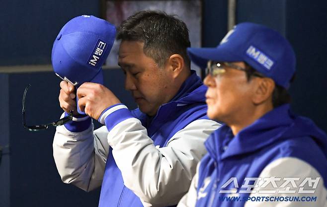 7연패를 끊기 위해 불펜을 총동원했지만 9회 동점을 허용하자 박진만 감독의 표정은 굳었다.