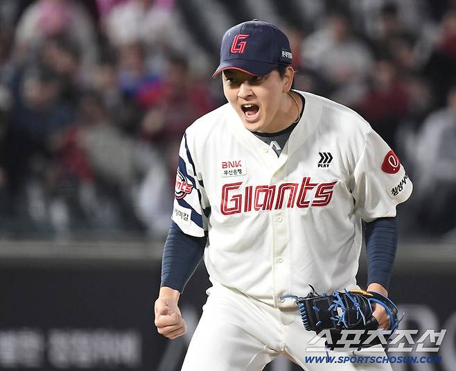 28일 부산 사직야구장에서 열린 롯데와 키움의 경기. 롯데가 키움에 5대 4로 승리했다. 경기 종료 후 포효하는 김원중. 부산=송정헌 기자songs@sportschosun.com/2026.04.28/