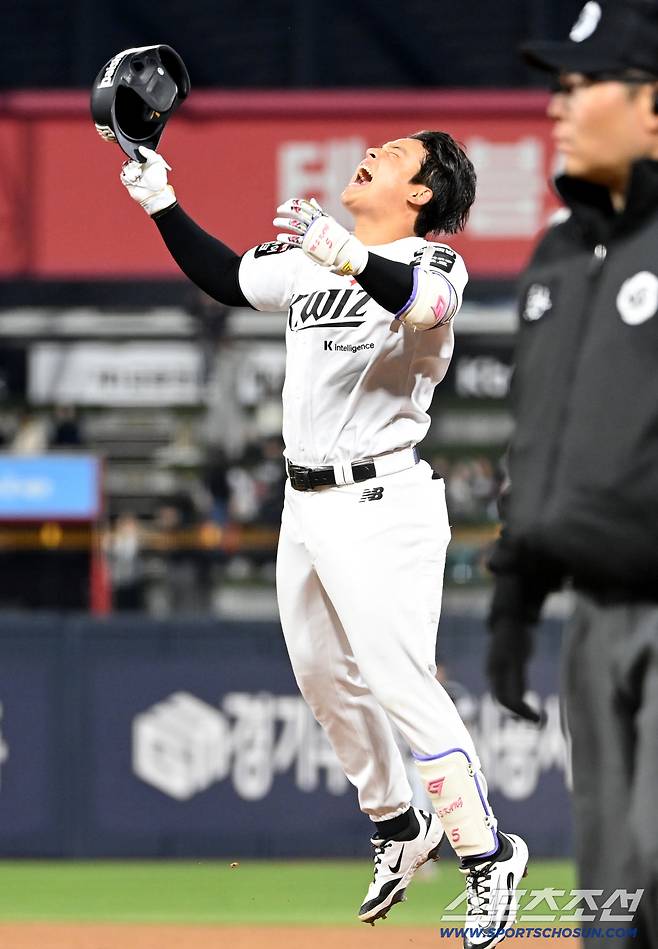 28일 수원KT위즈파크에서 열린 LG와 KT의 경기, 연장10회말 KT 강민성이 끝내기 안타를 치고 환호하고 있다. 수원=허상욱 기자wook@sportschosun.com/2026.04.28/