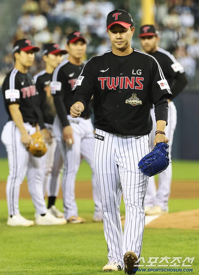 24일 잠실야구장에서 열린 LG와 두산의 경기. 9회 마운드에 올라 1아웃 잡고 통증을 호소하며 자진 강판한 LG 마무리 유영찬. 잠실=송정헌 기자songs@sportschosun.com/2026.04.24/