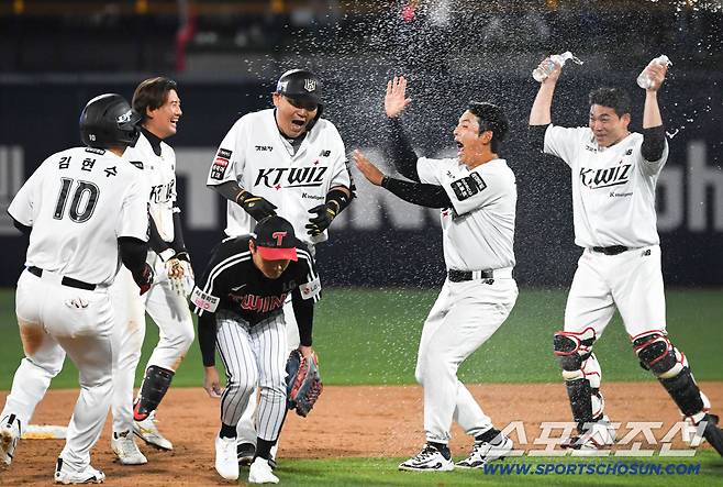 29일 수원KT위즈파크에서 열린 KT와 LG의 경기. 10회말 1사 만루 KT 장성우가 끝내기 안타를 날린 뒤 환호하고 있다. 수원=박재만 기자 pjm@sportschosun.com/2026.04.29/