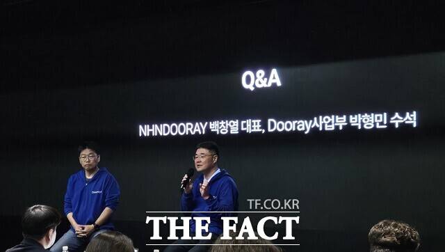백창열 NHN두레이 대표(왼쪽부터)와 박형민 수석이 28일 경기도 성남시 NHN 판교 사옥 '플레이뮤지엄'에서 열린 기자간담회 이후 기자들의 질문에 답변하고 있다. /최문정 기자