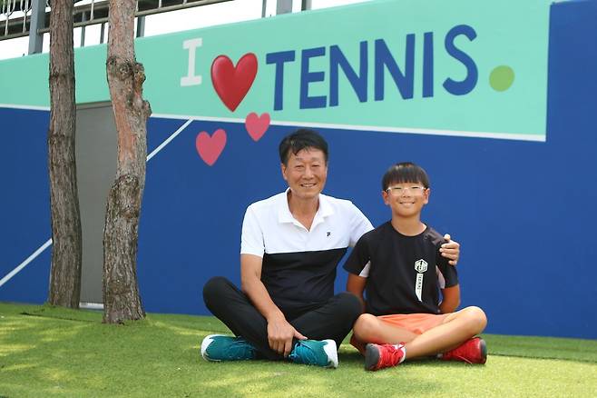 아버지 최귀성과 초등학생 시절의 최민건
