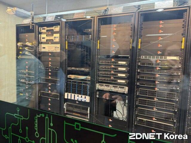 (왼쪽에서 세번째) 넷앱 AI팟 미니 위드 인텔 실제 모습.