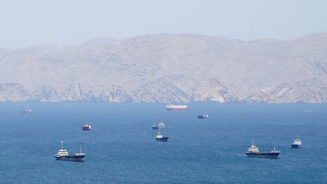 호르무즈 해협의 선박들. 로이터연합뉴스