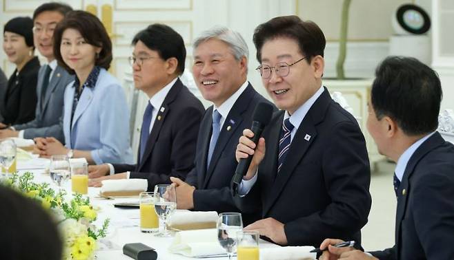 이재명 대통령이 29일 청와대에서 비교섭단체 및 무소속 의원들과 오찬에 앞서 발언하고 있다. 연합뉴스