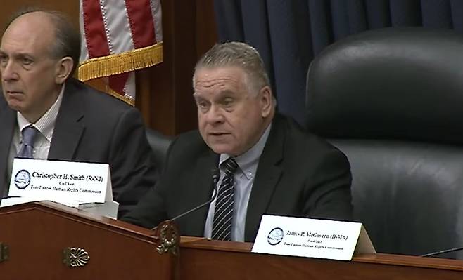 미 의회 내 '톰 랜토스 인권위원회' 위원장인 크리스 스미스 공화당 하원의원이 28일 청문회에서 발언을 하고 있다. /유튜브
