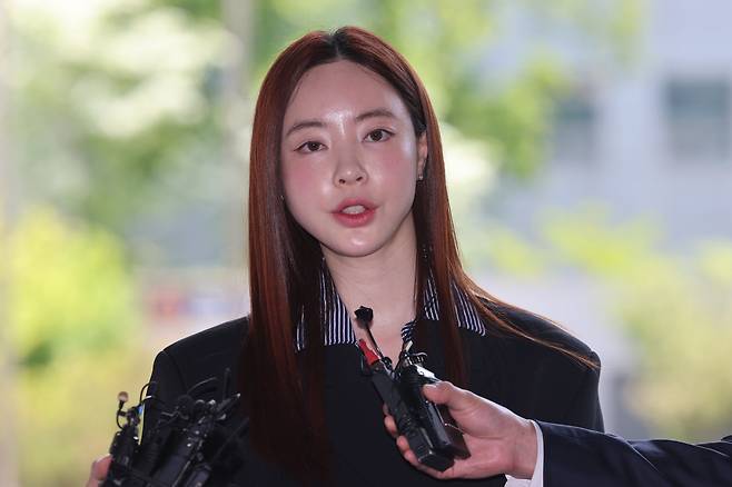사기 및 가맹사업법 위반 혐의를 받는 인플루언서 양정원씨가 29일 서울 강남경찰서에 피의자 신분으로 출석하며 발언하고 있다./뉴시스