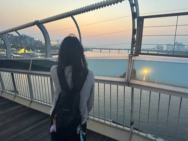 해가 지고 가로등이 켜진 저녁, 직장인 윤민아씨가 마포대교를 걸어 귀가하고 있다. /윤성은 기자