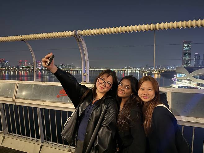 싱가포르 관광객 안티아, 니란, 빅토리아가 마포대교 위에서 셀카를 찍고 있다/구아모 기자