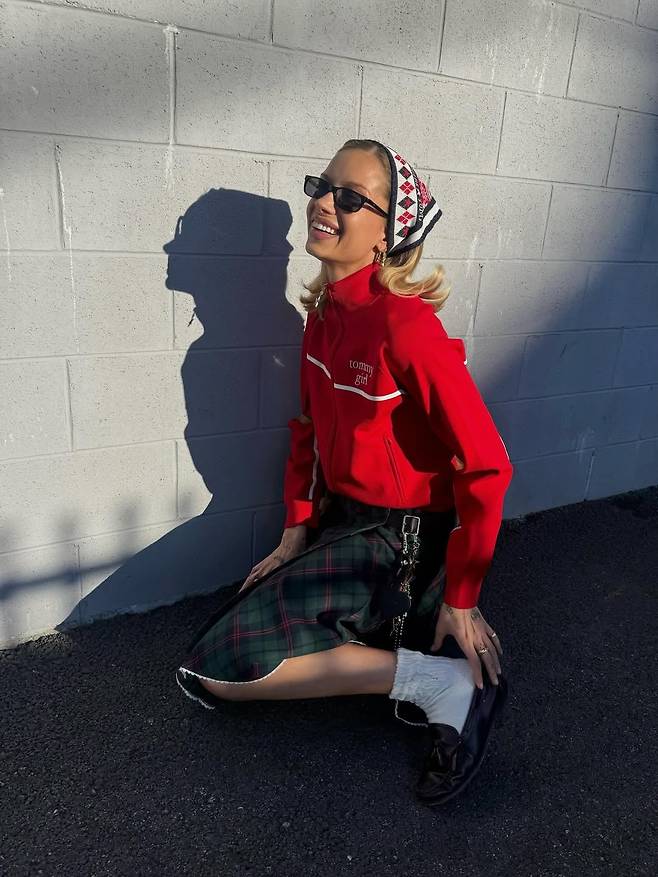 유행하는 트랙 재킷과 헤드 스카프를 매치시킨 모델이자 디자이너 린지 버르코브닉. @linmick