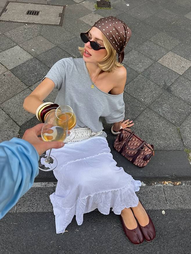 폴카 도트 헤드 스카프로 보호 시크(Boho Chic)를 연출한 인플루언서 린다 슐츠. @linda.sza