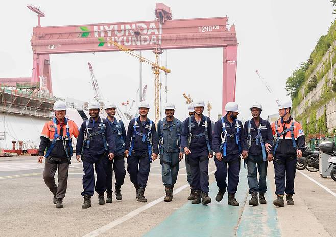 지난 5월 울산 HD현대중공업 건조2부 선체1팀에서 일하는 내·외국인 근로자들의 모습. 최근 정치권과 노동계를 중심으로 조선소에서 일하는 외국인 노동자가 지나치게 많아, 내국인 채용을 더 늘려야 한다는 주장이 나온다. 조선업계에서는 “청년들이 기피해온 현장을 지탱해온 외국인 노동자를 앞으로 적절하게 활용하지 못할 경우 우리 조선업 경쟁력에 타격을 줄 수 있다”는 우려가 나온다. /HD현대