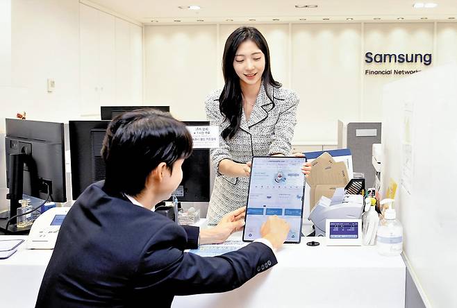 한 보험사 창구에서 고객이 서류를 작성하고 있다. /조선DB