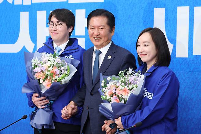 정청래 더불어민주당 대표가 29일 서울 여의도 국회에서 열린 민주당 인재 영입식에서 하정우 전 청와대 AI수석과 전은수 전 청와대 대변인과 기념 촬영을 하고 있다./뉴스1