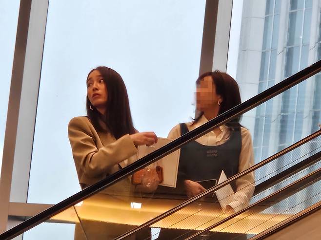 배우 이민정(왼쪽)이 29일 서울 송파구 롯데콘서트홀에서 열린 플루티스트 한지희씨의 데뷔 앨범 발매 기념 콘서트에 참석했다. /정재훤 기자