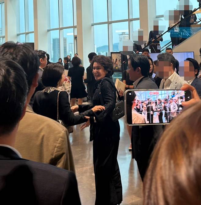 정유경(가운데) ㈜신세계 회장과 그의 남편 문성욱 신세계라이브쇼핑 대표가 29일 오후 서울 송파구 롯데콘서트홀에서 열린 정용진 신세계그룹 회장의 부인 한지희씨의 데뷔 앨범 발매 기념 콘서트에 참석하고 있다. /뉴스1