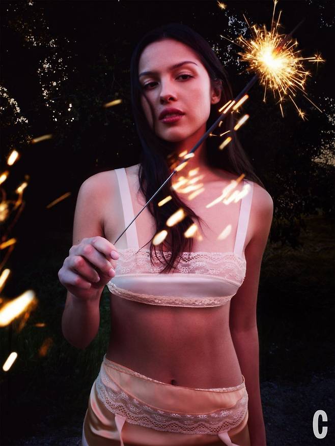 브라톱, 스커트 모두 Colleen Allen.