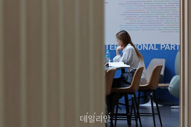 서울 시내 한 대학교 라운지에서 학생들이 시간을 보내고 있다. ⓒ뉴시스