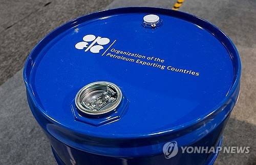 석유수출국기구(OPEC) 로고가 새겨진 석유 드럼통 모형. 로이터 연합뉴스.
