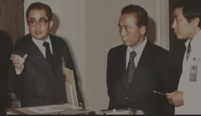 김재관(왼쪽) 박사가 1979년 2월 표준연구소를 방문한 박정희 대통령에게 설명하고 있다. 김재관박사기념관 제공.