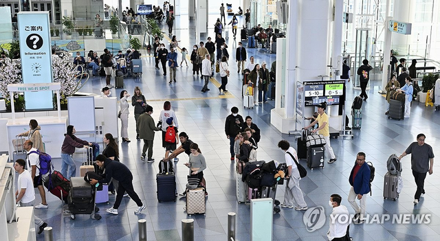 일본 도쿄 하네다공항의 출국 행렬. 교도 연합뉴스