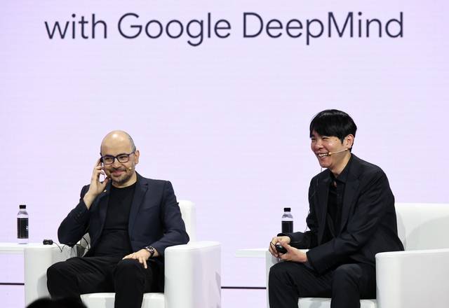 29일 서울 소공동 웨스틴 선호텔에서 열린 '구글 포 코리아 2026'에서 데미스 허사비스(왼쪽) 구글 딥마인드 최고경영자(CEO)와 이세돌 9단과 대담하고 있다.  연합뉴스