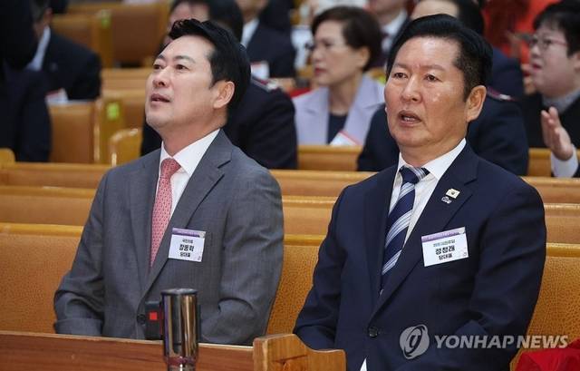 정청래(오른쪽부터) 더불어민주당 당대표와 장동혁 국민의힘 대표가 지난 4월 5일 서울 여의도순복음교회에서 열린 부활절 연합예배에 참석해 있다. [연합뉴스]