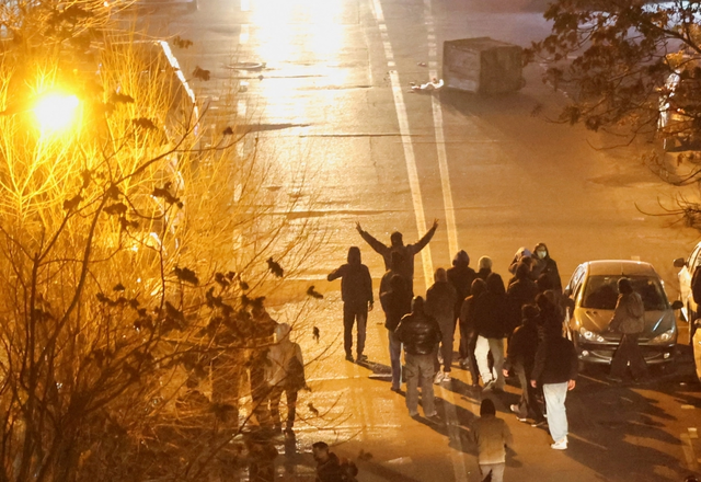 지난 1월 8일(현지시간) 이란 수도 테헤란에서 통화가치 폭락과 생활고에 항의하는 시위대가 거리에서 모여 있다. [로이터=연합뉴스]