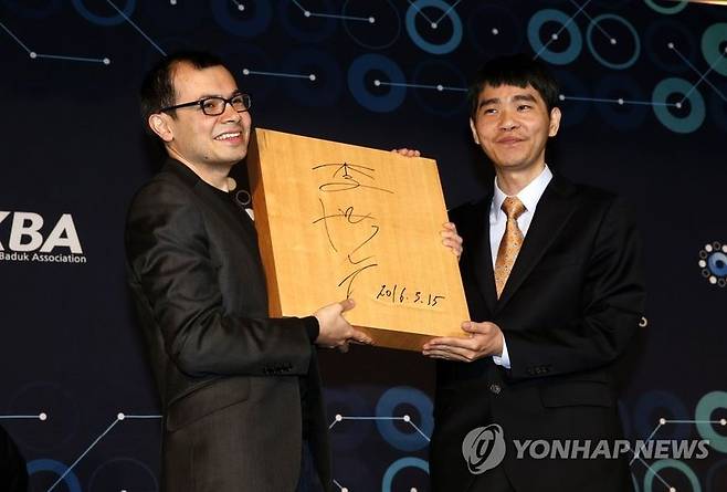 데미스 허사비스 CEO와 이세돌 9단이 2016년 대국 당시, 바둑판을 들어보이고 있다. 연합뉴스
