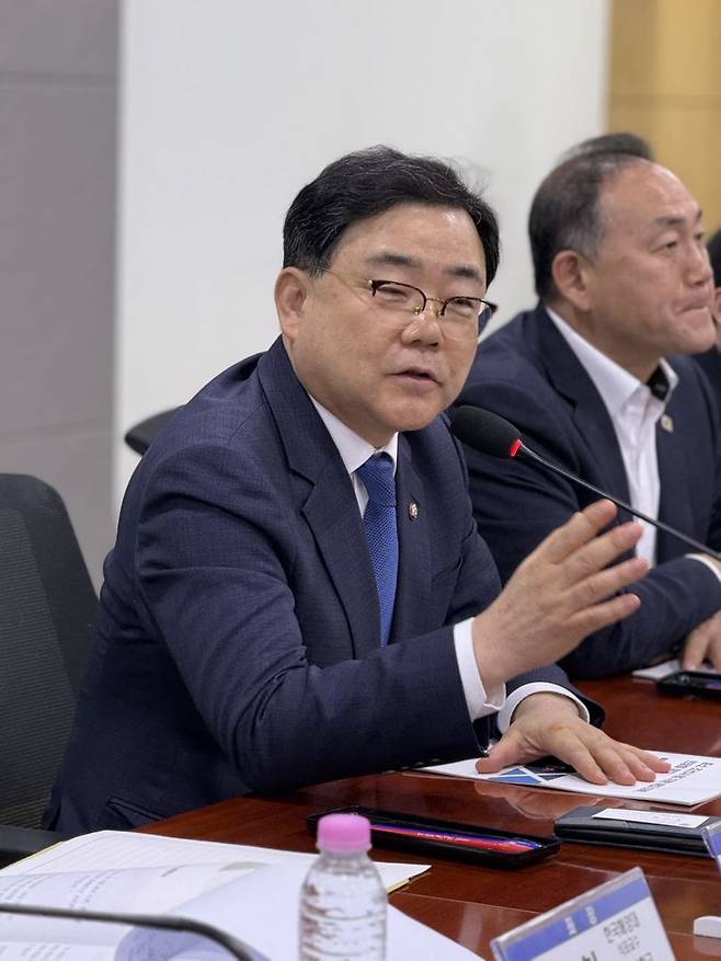 허성무 더불어민주당 의원(창원성산)이 국회 의원회관에서 열린 토론회에서 발언을 하고 있다. 사진=강구귀 기자