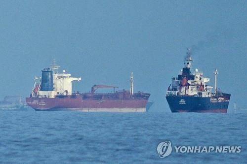 호르무즈 해협의 유조선과 화물선.출처=연합뉴스