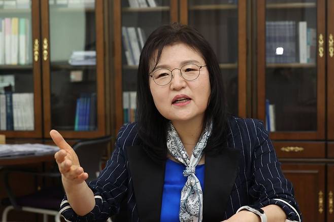 권오남 한국과학기술단체총연합회 회장이 29일 자신의 집무실에서 과총을 '정책 싱크탱크'로 키우는 방안에 대해 말하고 있다. 사진=서동일 기자