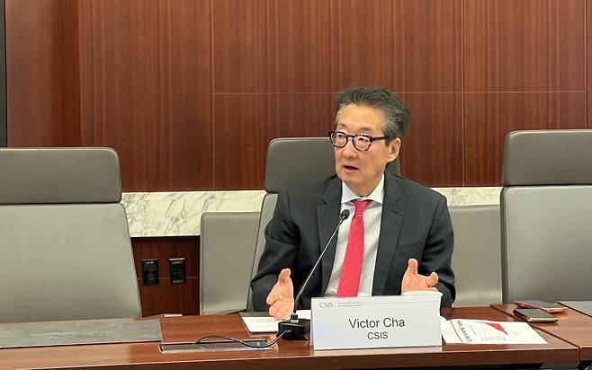 빅터 차 전략국제문제연구소(CSIS) 한국 석좌가 28일 연구소에서 한국 특파원들과의 간담회 중 발언하고 있다. 워싱턴/김원철 특파원