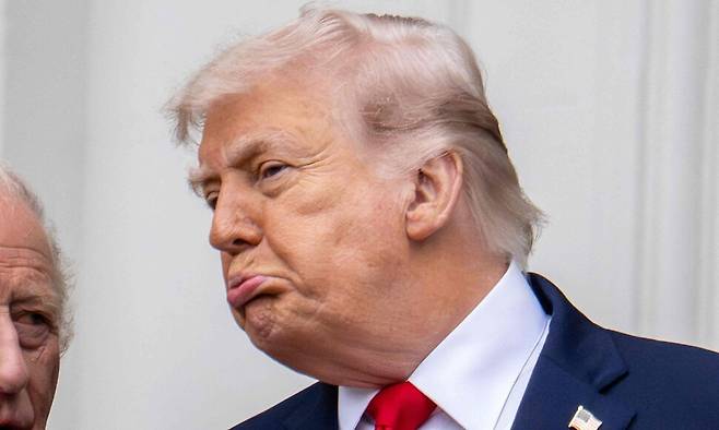 26일 워싱턴 D.C. 백악관 남쪽 잔디밭에서 열린 환영행사에서 도널드 트럼프 미국 대통령(오른쪽)과 찰스 3세 영국 국왕이 대화를 나누고 있다. AFP 연합뉴스