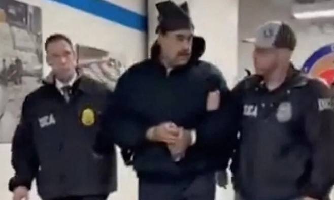 니콜라스 마두로 베네수엘라 대통령이 미국에 체포돼 미국 마약통제국에 붙잡혀 있는 모습을 지난달 4일(현지시각) 백악관 X 계정이 공개했다. AFP 연합뉴스