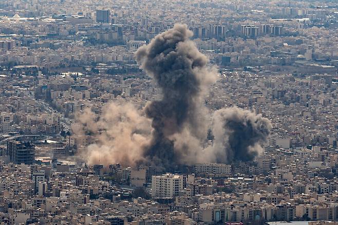 지난 8일(현지시각) 이란 테헤란에서 미국과 이스라엘의 공습으로 추정되는 공격 이후 주거 지역 상공에 검은 연기 기둥이 솟아오르고 있다. 테헤란/UPI 연합뉴스