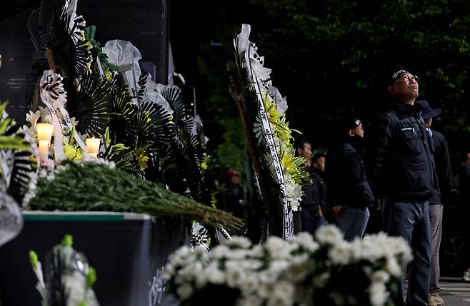 경남 진주 씨유(CU) 물류센터의 화물연대 집회 과정에서 숨진 서아무개씨 분향소가 물류센터 인근에 마련된 가운데, 지난 21일 밤 김동국 민주노총 공공운수노조 화물연대본부 위원장이 하늘을 물끄러미 바라보고 있다. 이종근 선임기자 root2@hani.co.kr