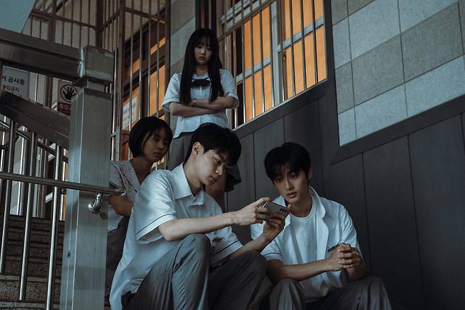 넷플릭스 시리즈 '기리고'에서 중학교 때부터 절친인 세아(전소영·왼쪽부터), 나리(강미나), 하준(현우석), 건우(백선호)가 심각한 표정으로 저주에 대해 이야기하고 있다. 넷플릭스 제공