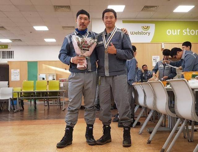 중학생 때부터 삼성중공업 실업팀 해체 때까지 19년간 함께 럭비선수로 뛰었던 이규득(왼쪽)과 윤태일. 두 사람은 이후 조선소에서도 함께 일했다. 2018년, 삼성중공업 입사 10주년을 기념해 두 사람이 함께 찍은 기념사진. 이규득 제공