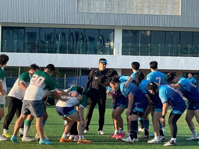 태일의 장례식장은 10년간 가르친 제자들의 행렬로 북새통을 이뤘다. 사진은 한국해양대 학생들의 경기를 지도하고 있는 생전 태일의 모습. 제자 박형주 제공