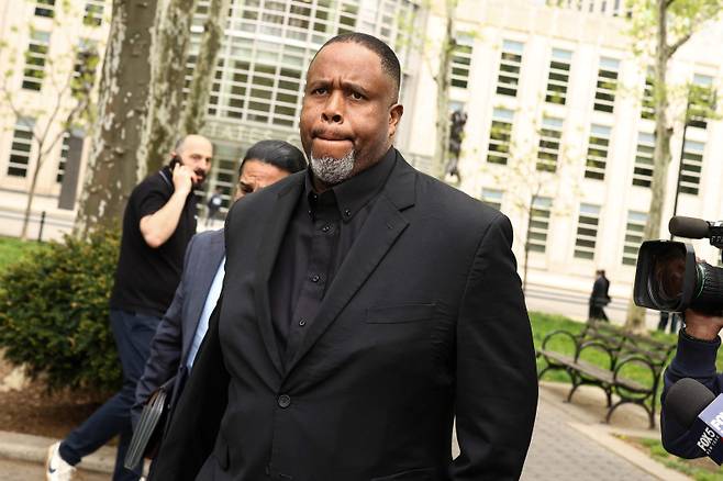 <yonhap photo-2173="">29일 전 NBA 선수이자 어시스턴트 코치인 데이먼 존스가 뉴욕 브루클린 연방법원을 떠나고 있다. 존스가 도박 혐의에 대해 유죄를 인정했다고 미국 언론들이 화요일 보도했으며, 이는 프로 농구계를 뒤흔든 베팅 스캔들에서 나온 첫 유죄 판결이다. 49세의 존스는 2022년 12월부터 2024년 3월 사이 도박꾼들에게 부상 및 결장 관련 내부 정보를 제공한 혐의로 기소되었다. AFP=연합뉴스</yonhap>