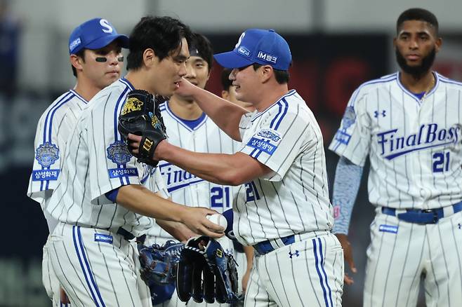 삼성 김재윤과 오승환(은퇴). 구단 제공