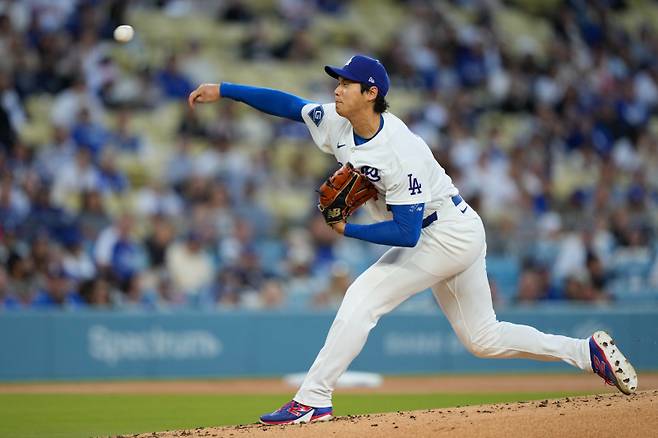 <yonhap photo-5915=""> Los Angeles Dodgers starting pitcher Shohei Ohtani throws to the plate during the first inning of a baseball game against the Miami Marlins, Tuesday, April 28, 2026, in Los Angeles. (AP Photo/Mark J. Terrill)/2026-04-29 11:44:59/ <저작권자 ⓒ 1980~2026 ㈜연합뉴스. 무단 전재 재배포 금지, AI 학습 및 활용 금지></yonhap>