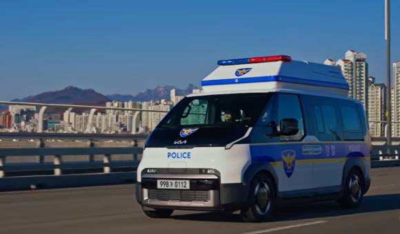 경찰청은 최근 공식 유튜브 채널을 통해 기아 PBV 기반의 AI 순찰차를 공개했다. [사진=경찰청 유튜브 캡처]