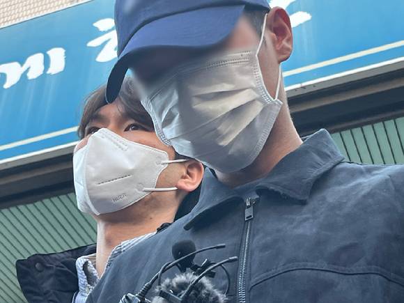 지난 2일 대구 북부경찰서에서 장모를 때려 숨지게 한 뒤 캐리어에 시신을 담아 유기한 혐의로 긴급체포된 20대 사위 조재복이 법원 영장실질심사를 받기 위해 이동하고 있다. [사진=연합뉴스]