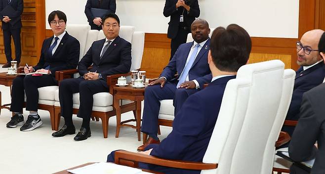 하정우 AI미래기획수석(맨 왼쪽)이 지난 27일 이재명 대통령의 데미스 허사비스 구글 딥마인드 대표 접견 자리에 배석했다. 6 3 보궐선거 출마 전 마지막 공식 일정이었다. 청와대통신사진기자단